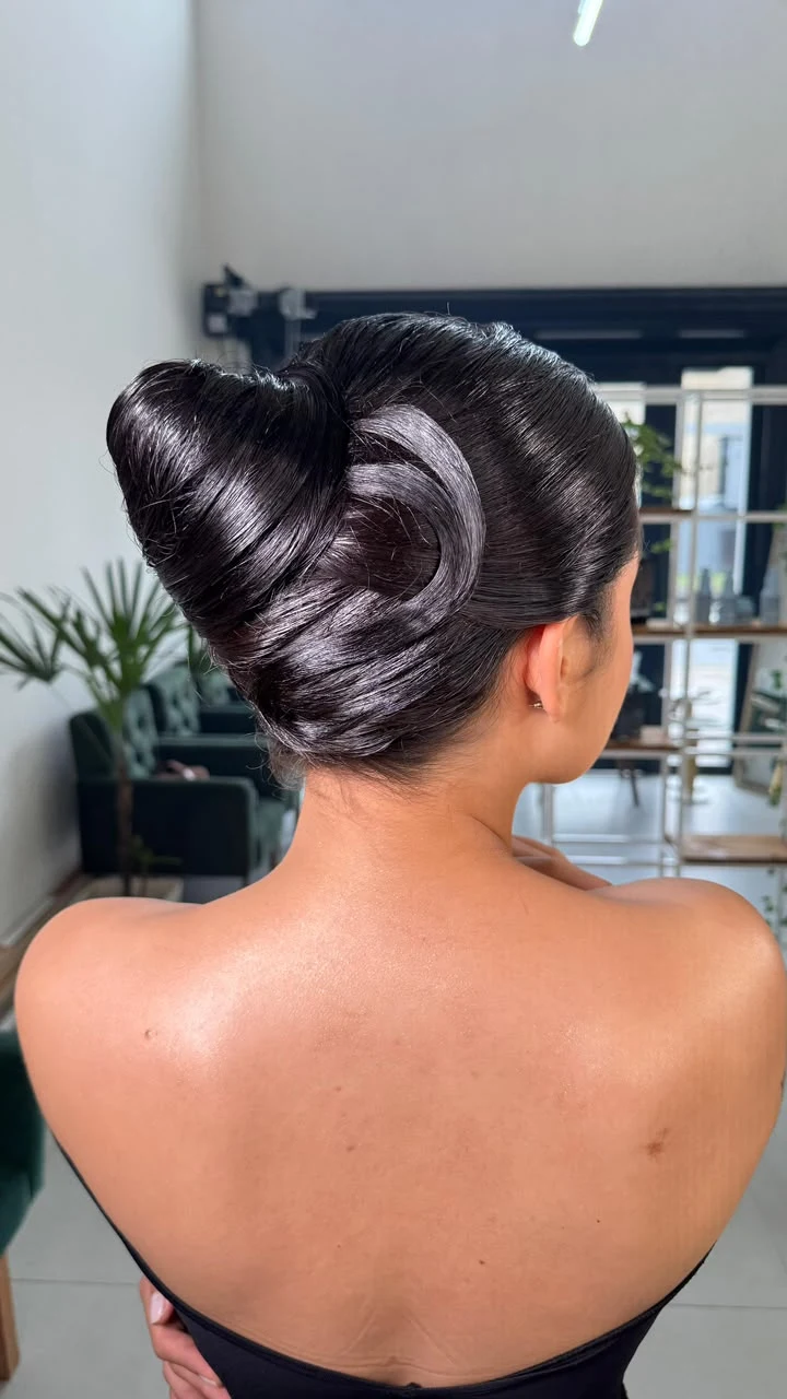 Coque alto com acabamento elegante