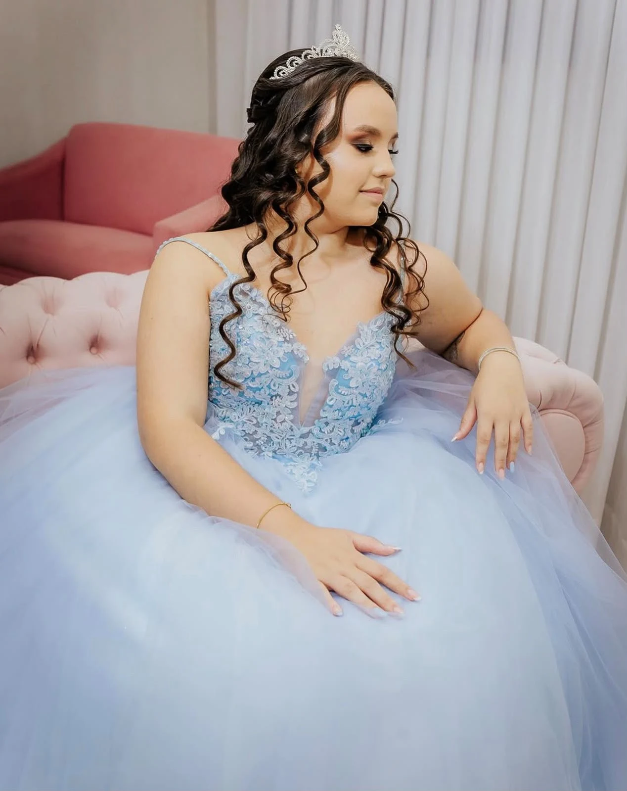 Debutante com cachos e coroa