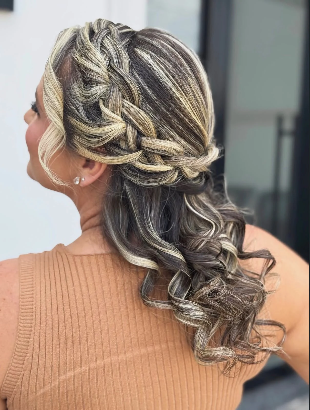 Penteado semipreso com trança e ondas em cabelo com mechas